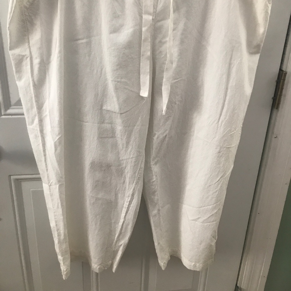 LAURA SCOTT WHITE CAPRI PANTS 18W